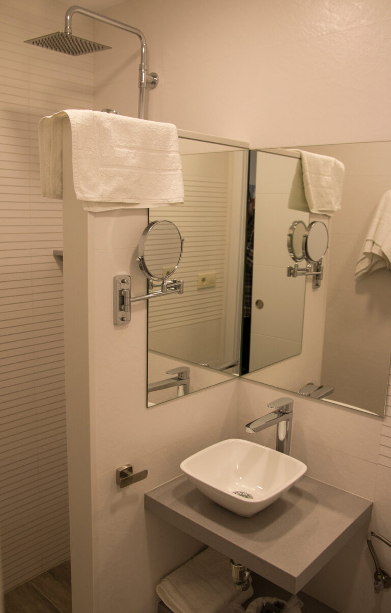 el cary hostal bano 768x1203