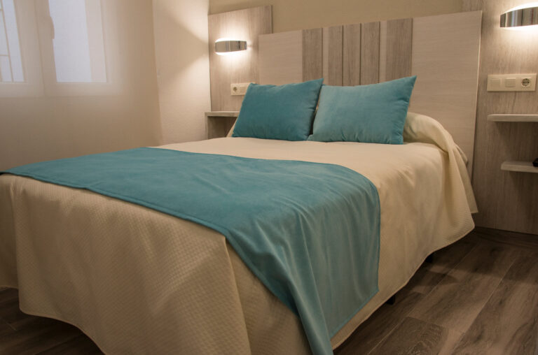 el cary hostal cama 768x508
