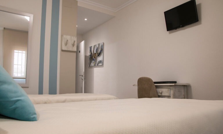 el cary hostal habitacion tele 768x463