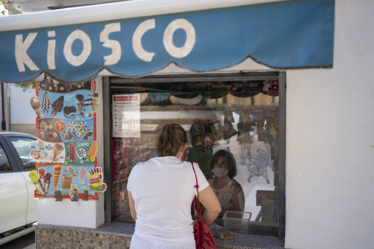 kiosco atendiendo 768x512