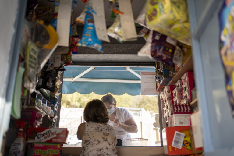 kiosco atendiendo dentro 768x512