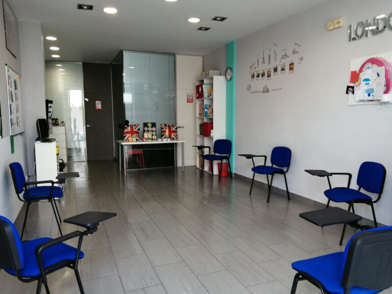 rainbow school aula 2 768x576