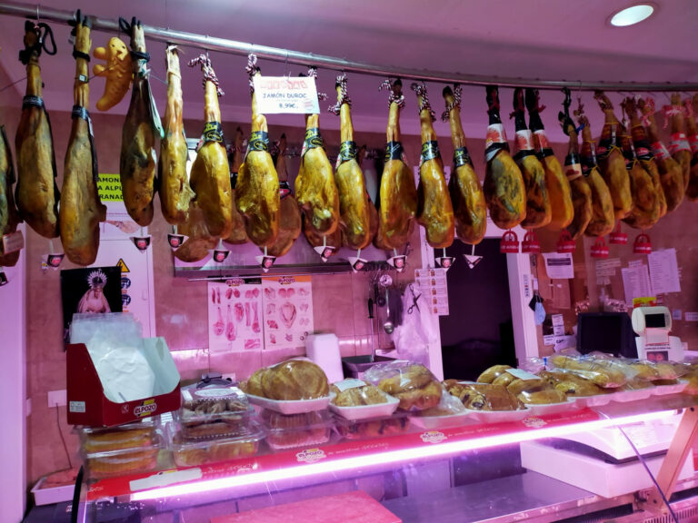 carniceria escurrion jamones 768x576